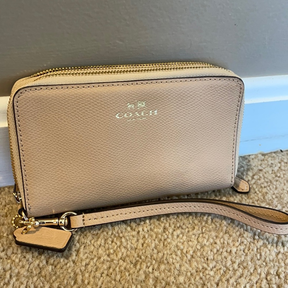 Coach Clutch excellent condition Tan woman wallet